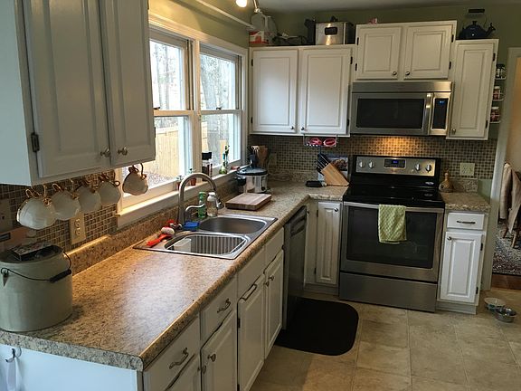 Modern, bright kitchen