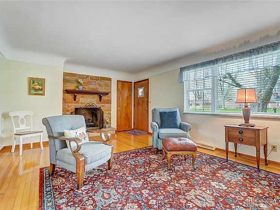 5th image of 906 Grove Hill Dr