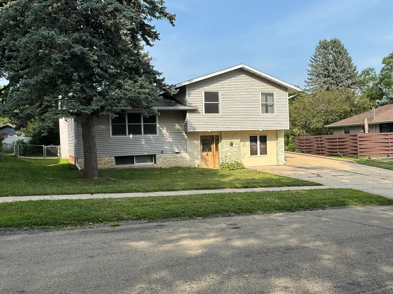 4 bed, 2300 sqft, $2,500 — Photo 2