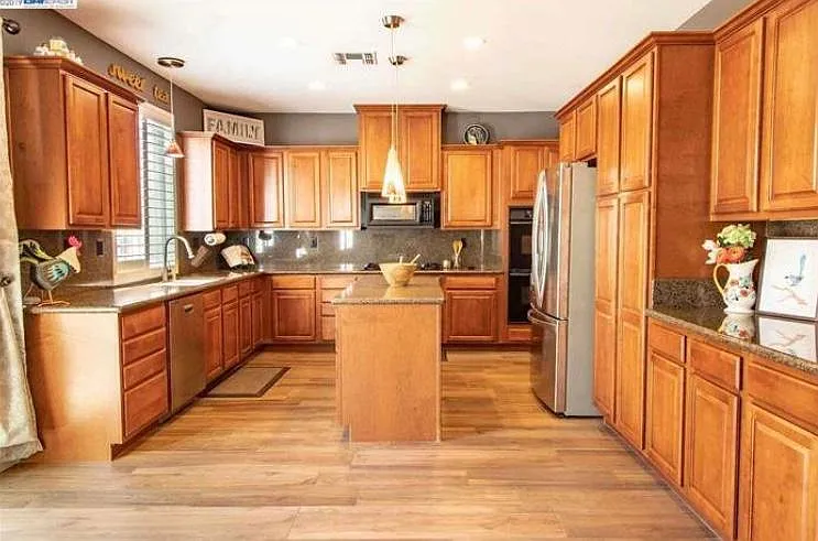 1609 Bowen Dr — Photo 3