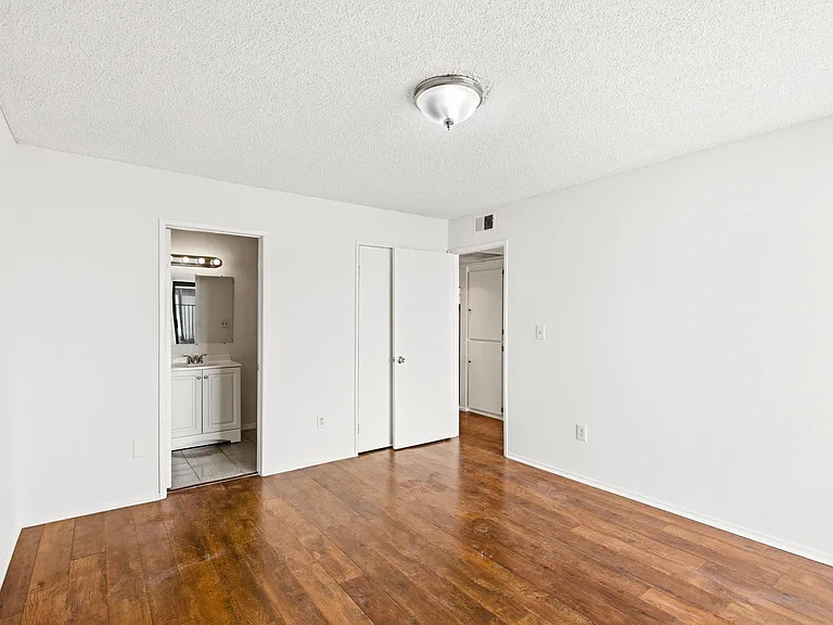 700 E Harvard St — Photo 13