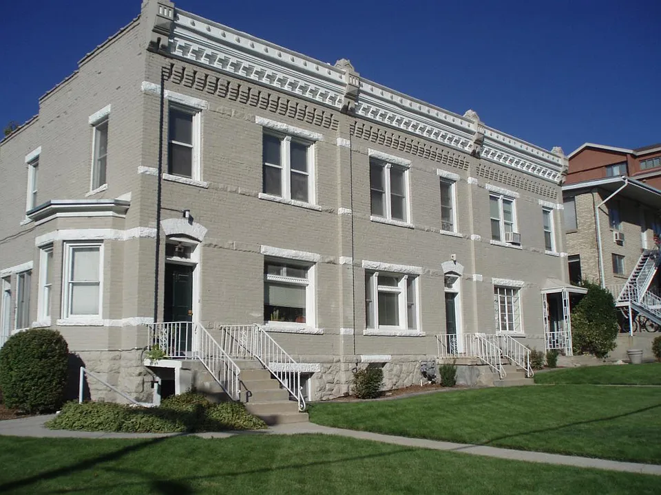 131 E 3rd Ave #4