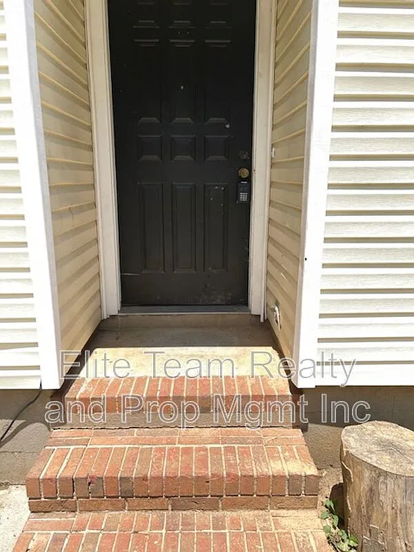 3 bed, 2.0 bath, 1010 sqft, $1,725 — Photo 2