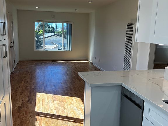 5th image of 938 Beryl St