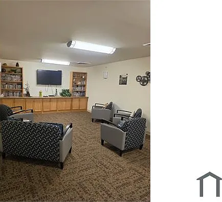 421 N Main St — Photo 3