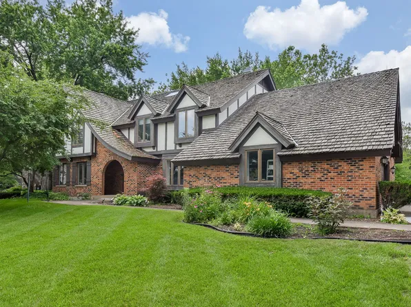 3 Buckingham Dr, Sugar Grove, IL 60554