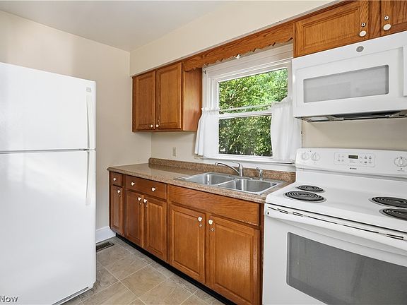 5th image of 562 Arlington Ave