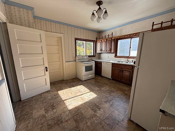 4th image of 302 Iroquois St