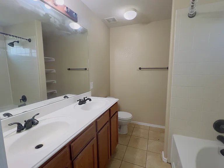 1031 Johnson City Ave — Photo 11