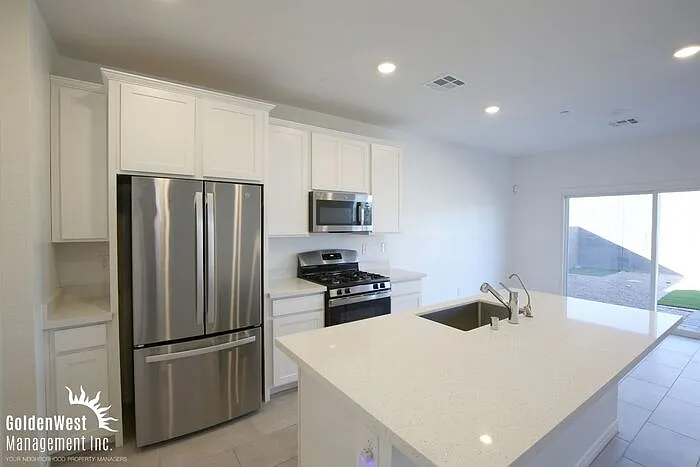 3 bed, 2.5 bath, 1724 sqft, $2,350 — Photo 4
