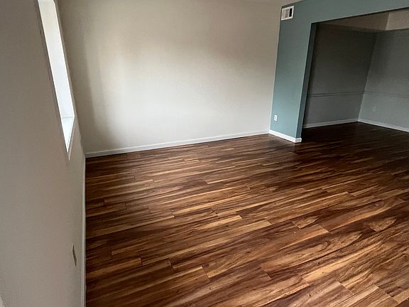 2nd image of 805 S Grosvenor Ct