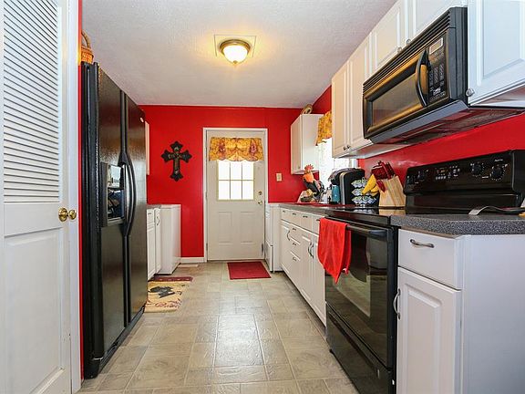 4th image of 2581 Mariposa St