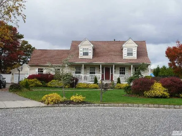 15 Parsley Patch Ln, Center Moriches, NY 11934