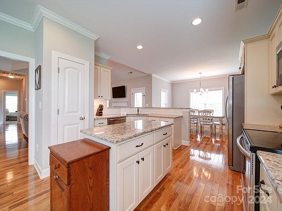 4th image of 151 Staffordshire Dr