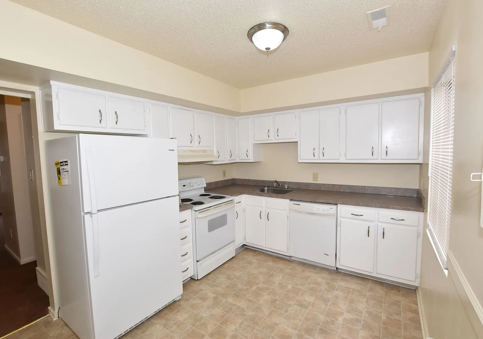 2 Bedroom Virginia Beach Townhome — Photo 3