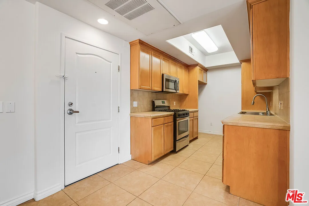 2 bed, 2.0 bath, 1200 sqft, $3,275 — Photo 4