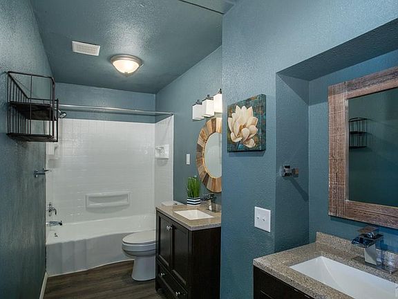 5th image of 2131 E 8th St