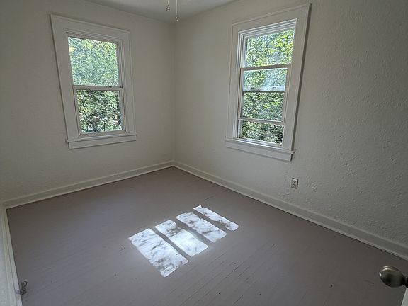 5th image of 121 N Schiller St
