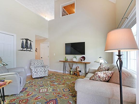 3rd image of 8 Royal Lane #22