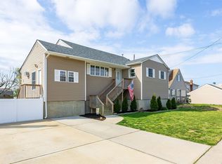 23 W Saltaire Rd, Lindenhurst, NY 11757