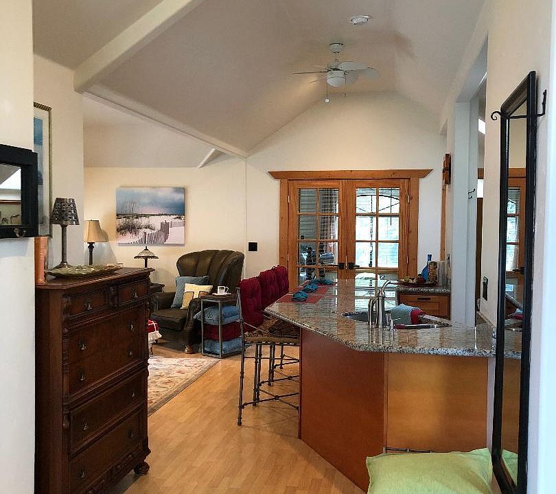 Tall Ceilings Incredible Views So Functional !