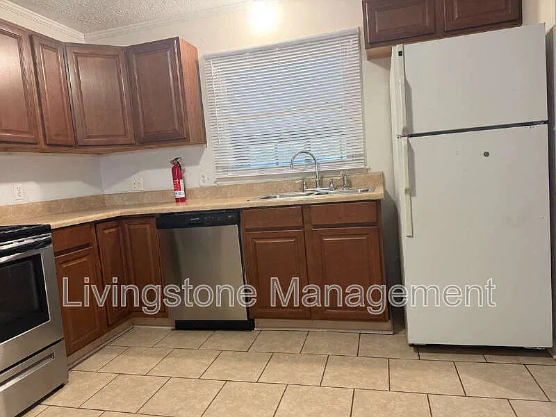 3 bed, 2.0 bath, 1417 sqft, $1,925 — Photo 2