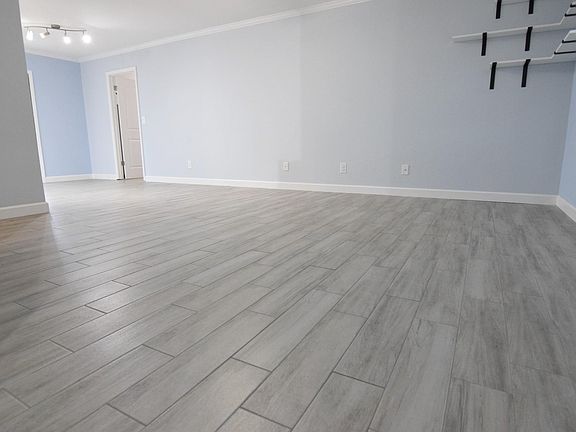 4th image of 574 NW Sherbrooke Ave