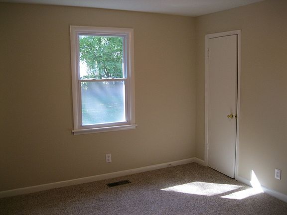 Neutral paint, carpet