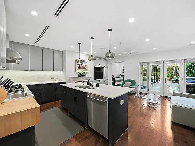 67 E 82nd St #TWNHS — Photo 4