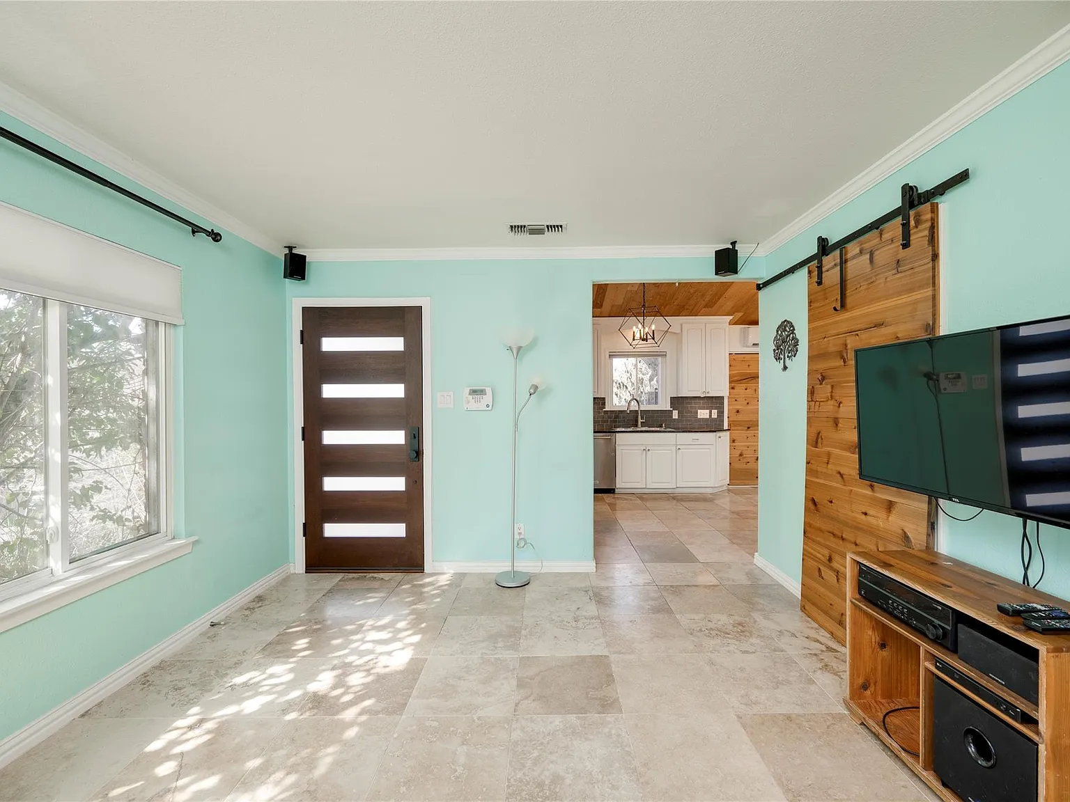 3 bed, 2.0 bath, 1302 sqft, $3,900 — Photo 3