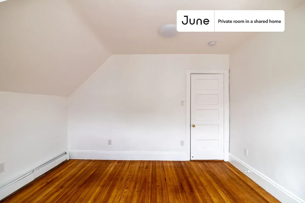 Full bedroom in 7 bed/2 bath home in Brighton #1263 D — Photo 4