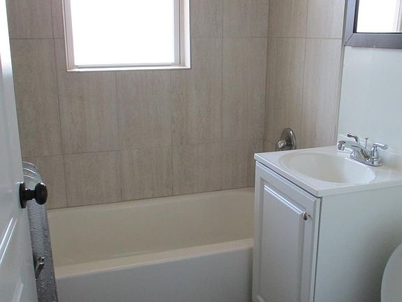 4th image of 1426 W Hutchinson St
