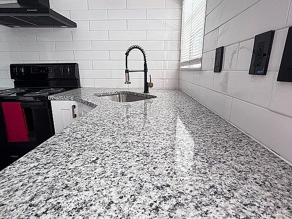 3rd image of 5515 Rd Ave