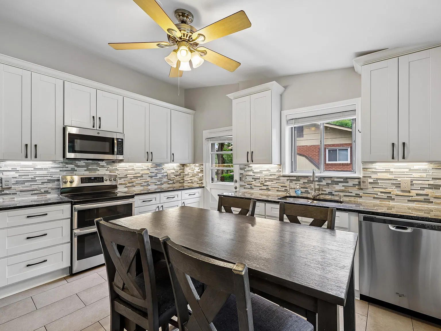 4 bed, 3.5 bath, 2520 sqft, $3,500 — Photo 4