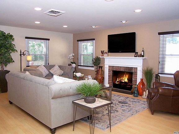 3rd image of 2 Bucknell Ln