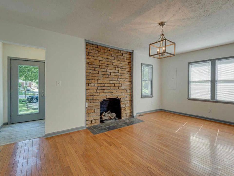 Bright and spacious living room!