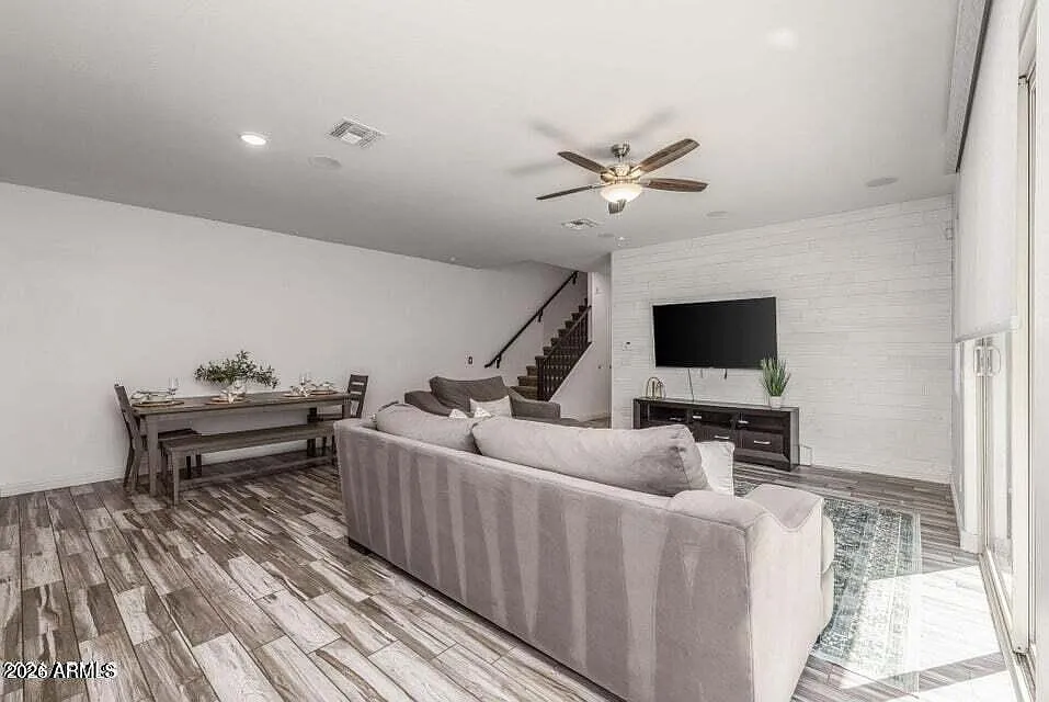 3 bed, 2.5 bath, 2038 sqft, $2,600 — Photo 4