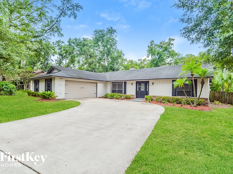 520 Whispering Oak Ln — Photo 1