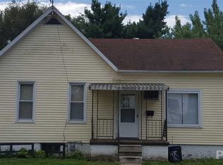 548 E Walnut St, Canton, IL 61520