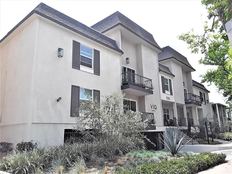 11230 Camarillo St #201 — Photo 22