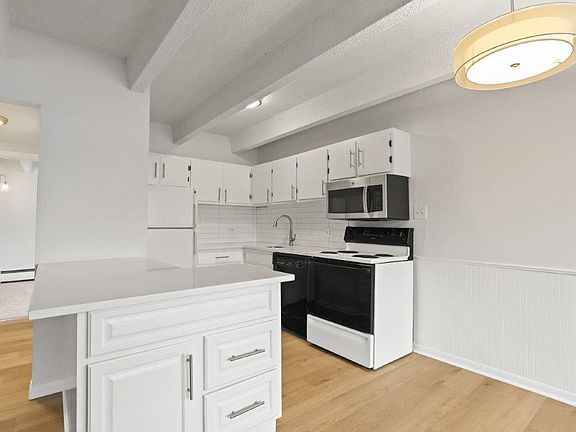 3rd image of 1998 S Columbine St APT 2