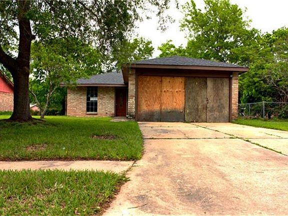 Mature trees boast on this quiet street!