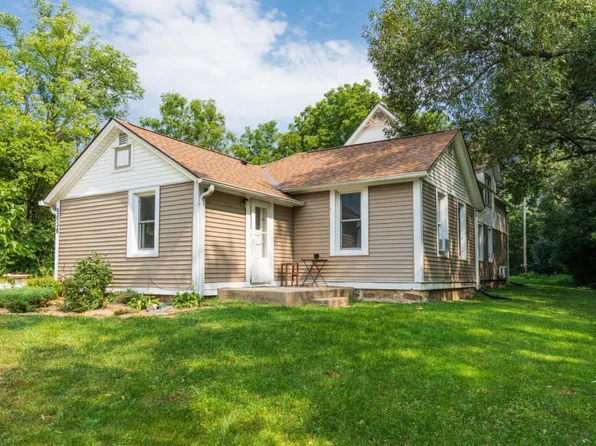 5036 S 92nd St, Greenfield, WI 53228