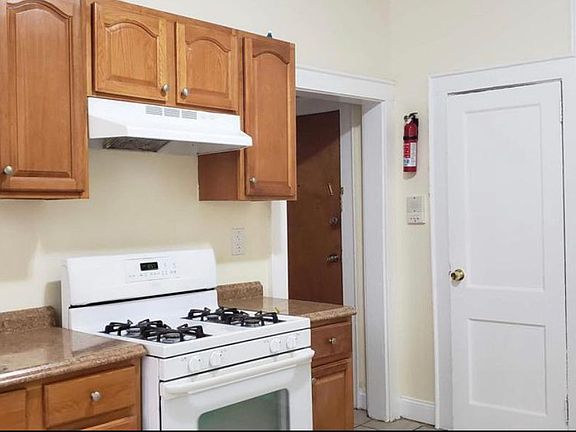 3rd image of 195 Alexander St #4