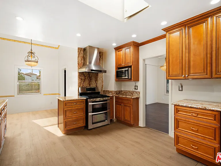 422 S Clark Dr — Photo 8