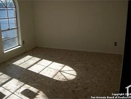 5 bed, 2010 sqft, $1,905 — Photo 3