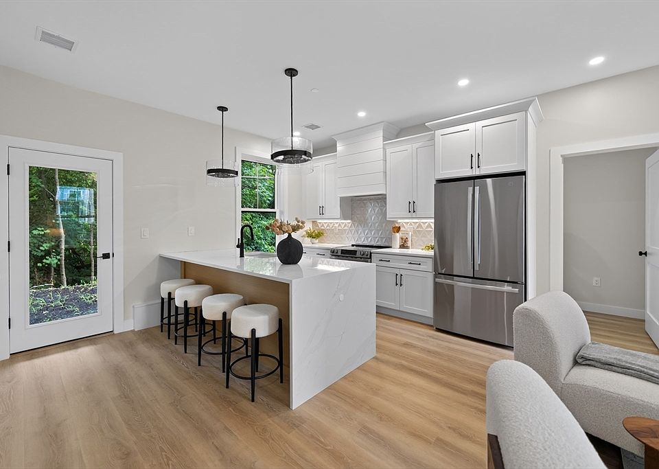 1st image of 2 Readfield Pl #4