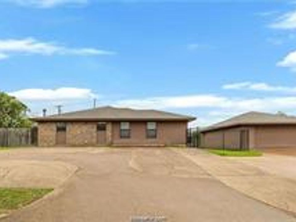 1st image of 807 Holleman Dr
