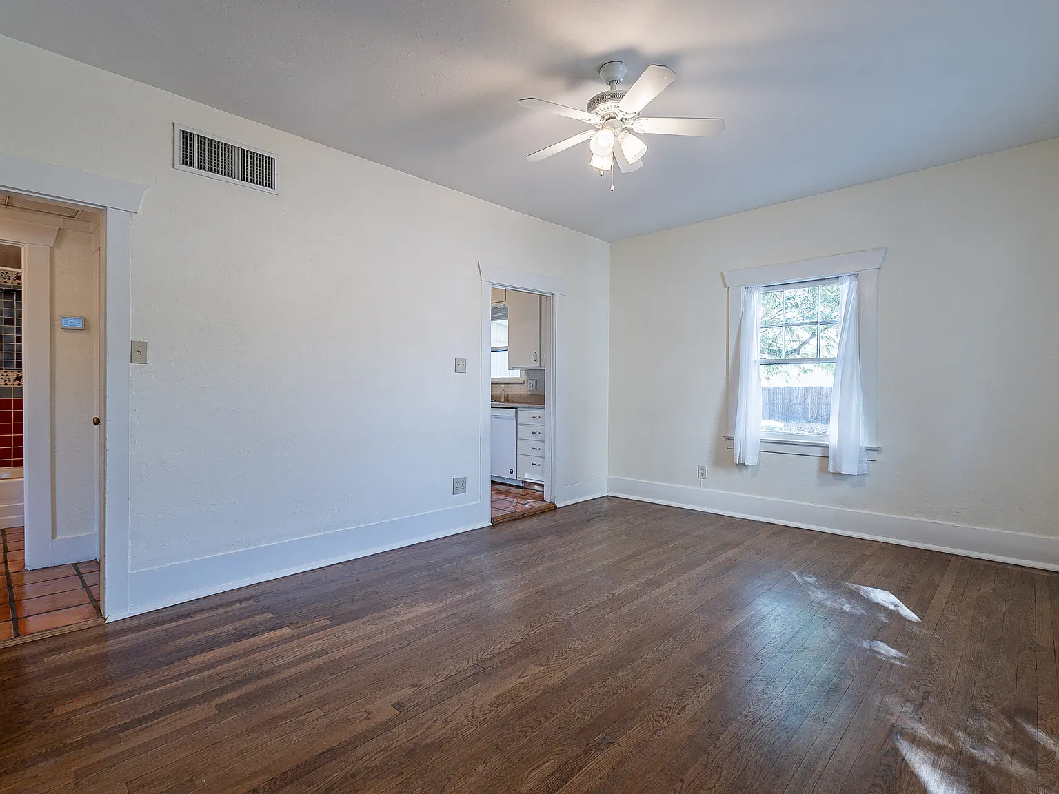 3 bed, 1600 sqft, $2,200 — Photo 2