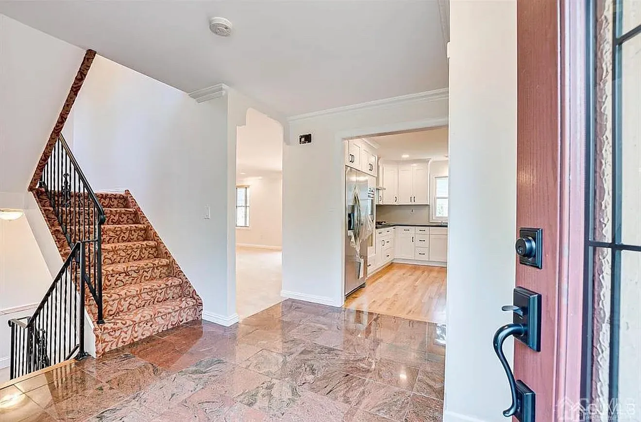 4 bed, 8000 sqft, $6,500 — Photo 2